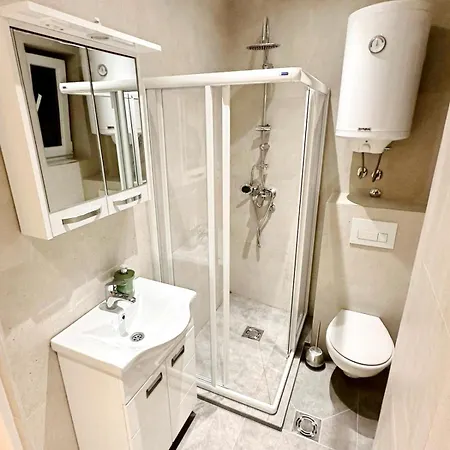 Modern Renovated Apartment *